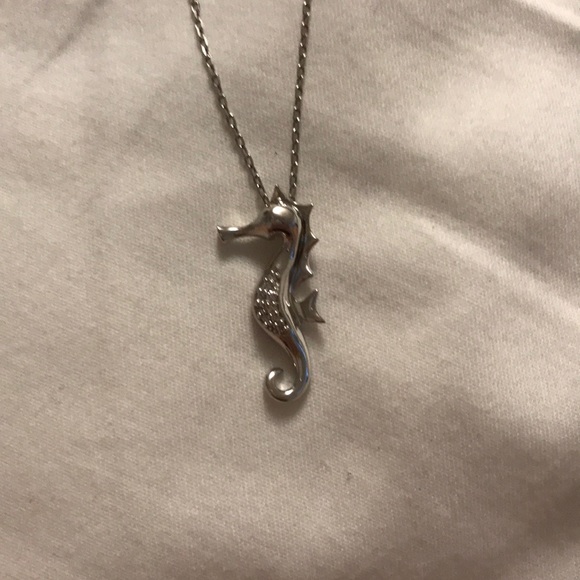 Silver seahorse necklace - Picture 1 of 2